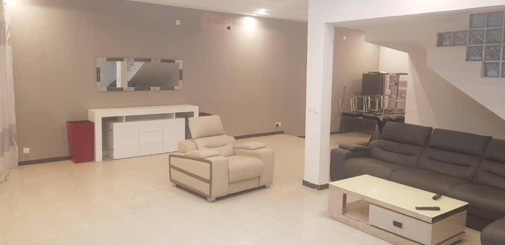 Saly - Villa Kage 6 Chambres -Clim-Wifi-Eau Chaude-Billard-Babyfoot-Ping Pong-Canal - Electricite Non Comprise Bagian luar foto