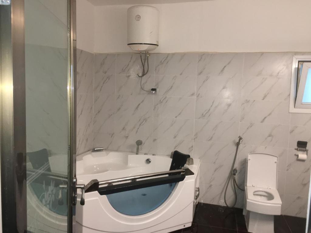 Saly - Villa Kage 6 Chambres -Clim-Wifi-Eau Chaude-Billard-Babyfoot-Ping Pong-Canal - Electricite Non Comprise Bagian luar foto